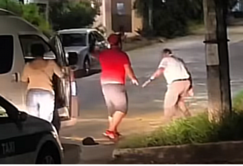 Pareja que conducía combi golpea a adulto mayor en Xalapa