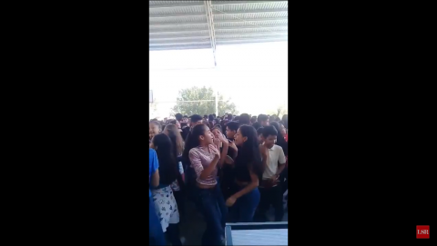 Polémica por video en fiesta escolar cantando 'Mayores'