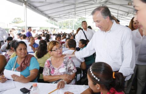 Entrega Meade matrículas a estudiantes para seguridad social