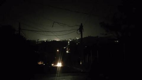 Vecinos protestan por constantes apagones en Medellín de Bravo