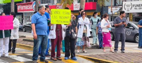 Médicos protestan y confirman desabasto de medicinas en Veracruz