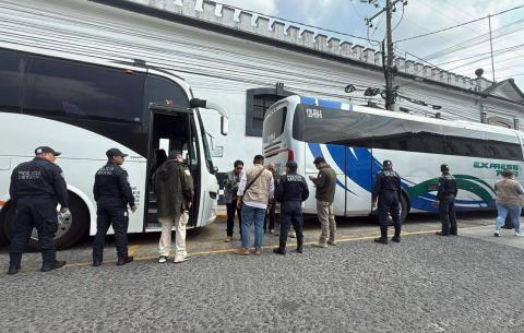 Trasladan a 229 migrantes desde Xalapa a estación en Acayucan