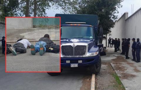 Aseguran tráiler con más de 200 migrantes en corralón de Xalapa