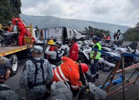 Evitan rapiña de motocicletas nuevas tras volcadura en Maltrata