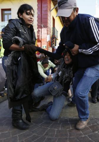 Xalapa, Ver.- Nadia Vera fue agredida por policías vestidos de civil durante el desfile conmemorativo del 20 de noviembre, en el año 2012. (AVC)