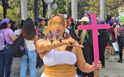 No murió, la mató: grito de mujeres retumba en marcha del 8M en Veracruz No murió, la mató: grito de mujeres retumba en marcha del 8M en Veracruz