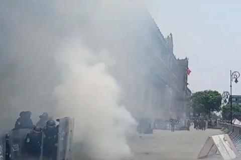 Normalistas lanzan petardos a Palacio Nacional; 26 policías heridos