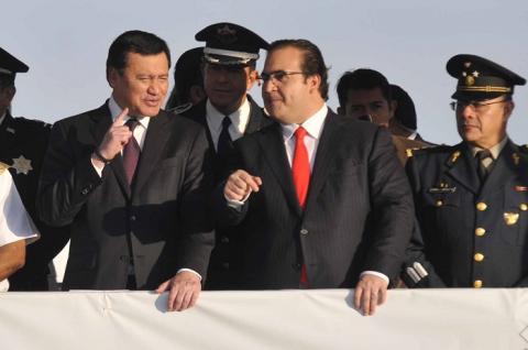 "El Estado tiene un compromiso con los policías", dice Osorio Chong a Javier Duarte. Agencia Fotover.