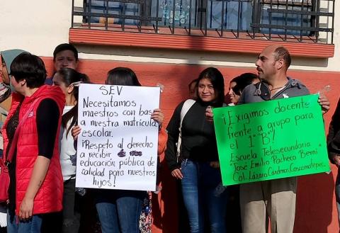 Padres toman supervisión escolar en Coscomatepec; piden maestro 