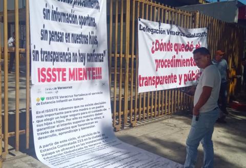 Padres toman oficinas del ISSSTE en Xalapa por cambio de estancia infantil
