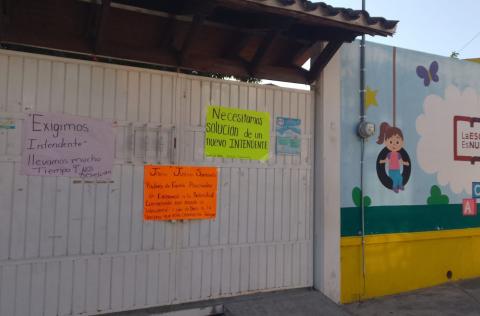 Padres toman preescolar en Jalcomulco por falta de personal