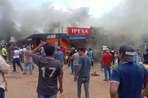 Incendio de ferretería causa alarma en Pajapan