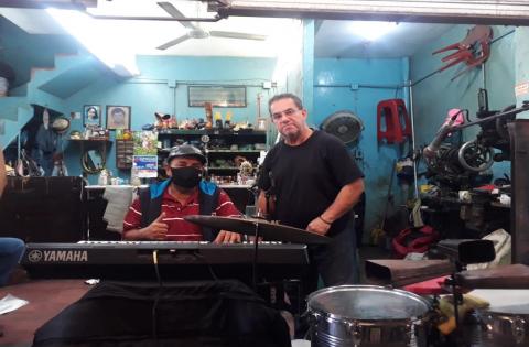 Pandemia obligó a los Incas del Ayer a cantar en mercados de Veracruz