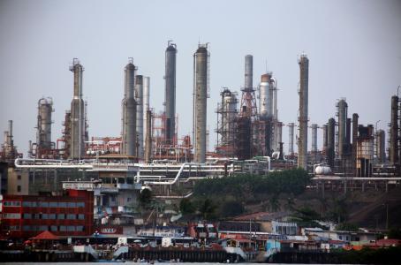 Pemex estudia la venta de refinerías por liquidez