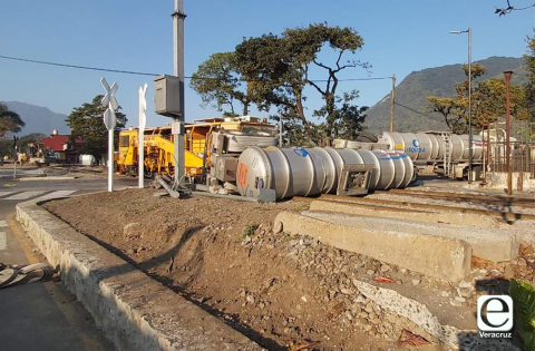 Al intentar ganar paso al tren, pipa con sosa cáustica vuelca en Orizaba
