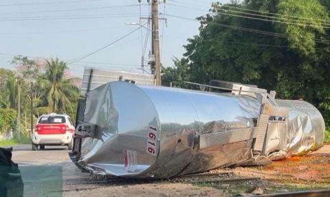 Vuelca pipa tras chocar con tren interoceánico en Chinameca
