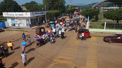 Pobladores de Pajapan marchan por contaminación en sus playas
