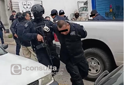 Operativo detiene a seis policías de Coscomatepec con droga