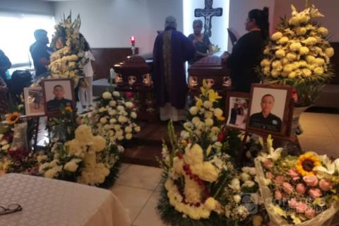 Despiden a Pilar y Ares, policías muertos en Veracruz tras choque