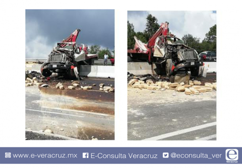 Tractocamión volcó en el libramiento de Perote