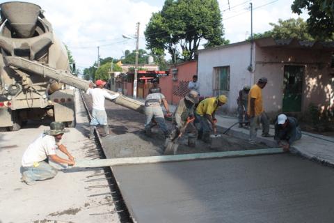 Supervisa Ramón Poo pavimentación con concreto hidráulico en las colonias Valente Díaz y Progreso image 2