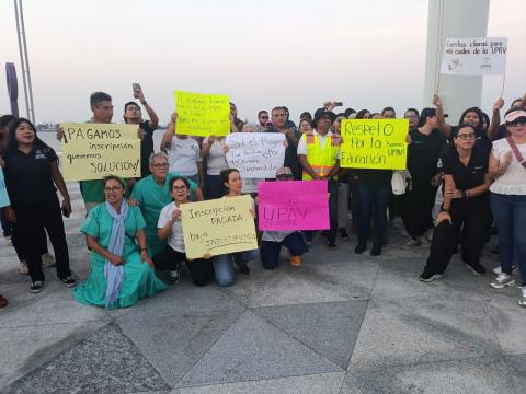 Estudiantes de la UPAV protestan en Veracruz por bajas escolares