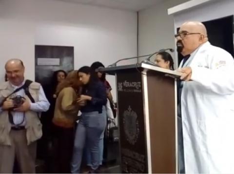 “Ningún chile les embona”, responde a la prensa Secretario de Salud