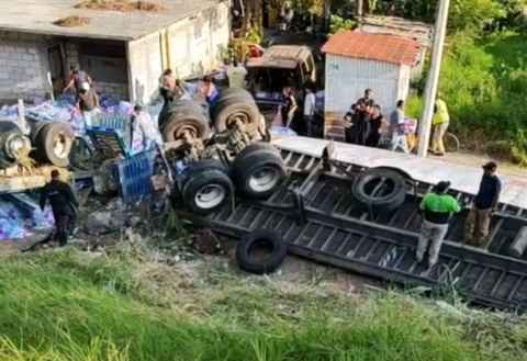 Rapiña en Nogales: roban cientos de botellas de agua tras volcadura