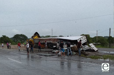 Vuelca tráiler y se desata rapiña en entronque a Nuevo Teapa