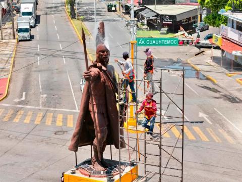 Rehabilitan estatua de Cuauhtémoc tras ser grafiteada y dañada