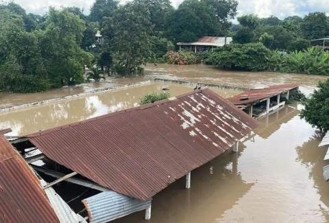 Nahle anuncia reubicación de familias tras inundación en Álamo