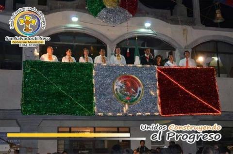 El alcalde de San Salvador el Seco, Puebla, José Román Bartolo Pérez, con banda presidencial.