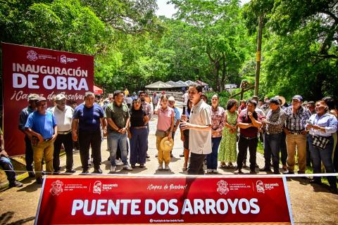 Inaugura Rafa Fararoni puente "Dos Arroyos"