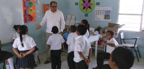 Recibe primaria rural de Isla material didáctico