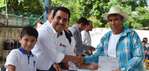 Entrega IVEA más de 100 certificados de estudios en ceremonia de Día del Padre