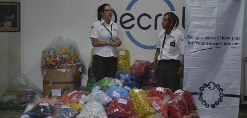 Entrega Policía Estatal tapas de plástico para asociación de niños con cáncer