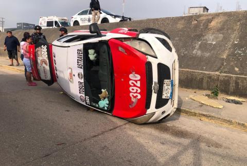 Taxista resulta lesionada tras volcadura en Coatzacoalcos