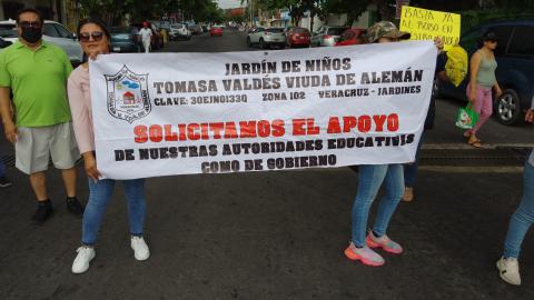 Escuela suma 11 robos; padres bloquean calles en el puerto de Veracruz
