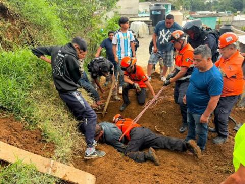 Rescatan a trabajador tras quedar semisepultado en Xalapa