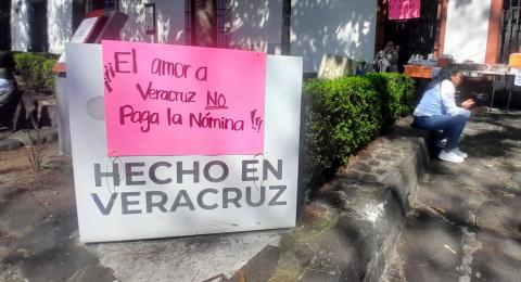 Trabajadores del Fondo del Futuro exigen pagos de salarios en Xalapa
