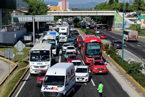 Tráfico vehicular en Xalapa persiste pese a nuevos puentes