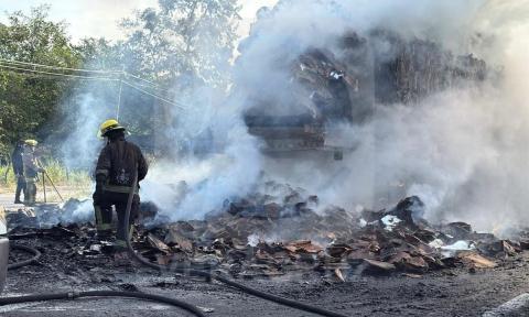 Tráiler incendiado provoca cierre en carretera Xalapa-Veracruz