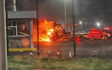 Tráiler nodriza se incendia en recinto portuario de Veracruz Tráiler nodriza se incendia en recinto portuario de Veracruz