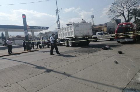 Tras ser atropellado por camión, motociclista muere en Orizaba