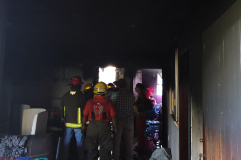 Familia se salva tras incendiarse su departamento en Coatzacoalcos