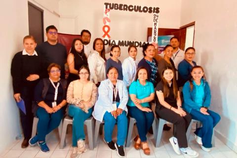 Médicos y enfermeras reciben capacitación sobre tuberculosis
