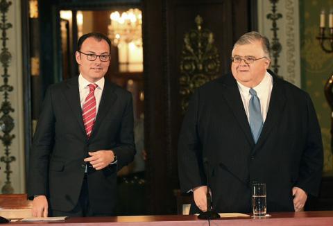 Recortan gasto, alzan tasas, cesa venta de USD de la reserva