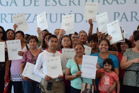 En 2015 otorgó Ramón Poo certeza al patrimonio de familias veracruzanas image 1