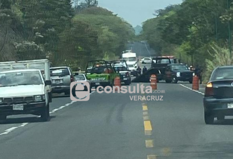 Conductor muere tras volcadura en libramiento de Coatepec