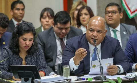 Libro de Erick Cisneros opaca comparecencia de Segob ante diputados